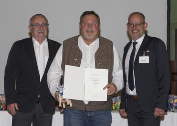 v.l.n.r. Andreas Heym (Referatsleiter, Bundesministerium f�r Ern�hrung und
Landwirtschaft), Hubert Dennenmoser (Gesch�ftsf�hrer, Allg�u Milch K�se e.G.), Michael
Welte (Allg�uer Emmentalerk�serei Leupolz e.G.)