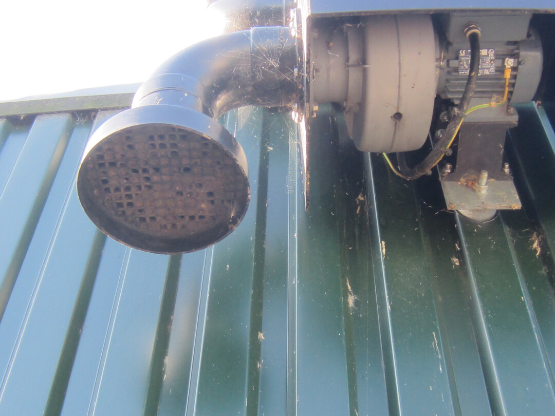 Verstopfte St�tzluftgebl�se k�nnen die Leistung zur Aufrechterhaltung des erforderlichen Innendrucks nicht mehr erbringen. Eingedr�ckte oder besch�digte Foliend�cher d�rfen auf keinen Fall betreten werden. Die Unfallgefahr ist zu gro�.