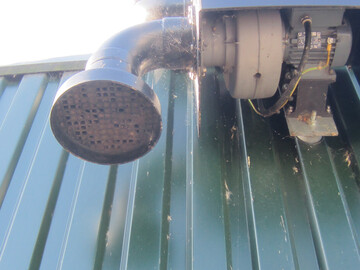 Verstopfte Stützluftgebläse können die Leistung zur Aufrechterhaltung des erforderlichen Innendrucks nicht mehr erbringen. Eingedrückte oder beschädigte Foliendächer dürfen auf keinen Fall betreten werden. Die Unfallgefahr ist zu groß.