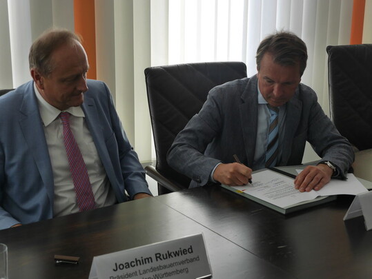 LBV-Pr�sident Joachim Rukwied und in.Stuttgart-Gesch�ftsf�hrer Andreas Kroll (rechts) unterzeichnen den Vertrag f�r die Zusammenarbeit im Jahr des Doppeljubil�ums 2018.