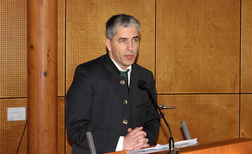 "Wie k�nnen wir den Arbeitsplatz Bauernhof sichern, um gen�gend Einkommen zu erzielen?, lautete eine zentrale Frage im Vortrag von Stefan Simma, Direktor des Landwirtschaftskammer Vorarlberg. Er sagt: �Betriebe, die nur produzieren, ohne irgendein anderes Standbein zu haben, gibt es bei uns so gut wie keine mehr."