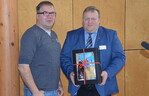 Bei Vollfusionen riet der Berater Clemens Mauch davon ab, dies mit Freunden, mit unmittelbaren Nachbarn oder innerhalb der Familie zu unternehmen. „Da kann viel kaputt gehen“, so Mauch. Als kleines Dankeschön gab es nach dem Vortrag vom VLF-Vorsitzenden Stefan Käppeler (rechts) ein Geschenk überreicht.