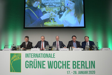 „Wenn nur noch jeder dritte Landwirt in die Zukunft investieren will, spiegelt das die äußerst schwierige wirtschaftliche Situation wider,“ so DBV-Präsident Joachim Rukwied (2. v. l.) bei der Eröffungspressekonferenz der Grünen Woche zu den Ergebnissen des Konjunkturbarometers Agrar.