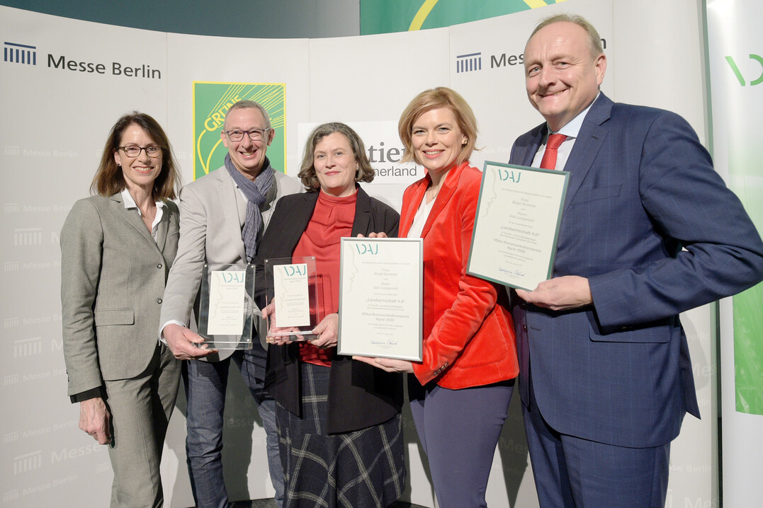 Vergabe des VDAJ-Kommunikationspreises 2020 (v. l.): Dr. Katharina Seuser, Vorsitzende, VDAJ; Udo Langenohl, Hessischer Rundfunk; Birgit Sommer, Hessischer Rundfunk; Julia Kl�ckner, Bundesministerin f�r Ern�hrung und Landwirtschaft; Joachim Rukwied, Pr�sident des Deutschen Bauernverbandes DBV und Pr�sident des europ�ischen Bauernverbandes COPA-COGECA.