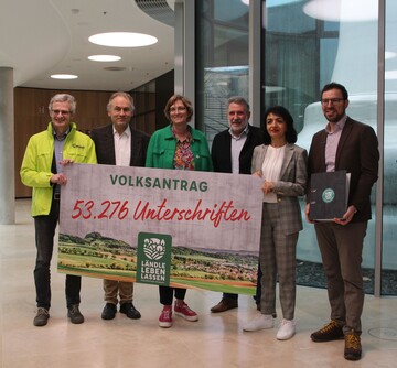 Vertreter von Naturschutz- und Landwirtschaftsverb�nden �berreichten im Stuttgarter Landtag die Unterschriften zum Volksantrag, v. l.: BUND-Landesgesch�ftsf�hrer Martin Bachhofer, LNV-Vorsitzender Dr. Gerhard Bronner, LBV-Vizepr�sidentin Roswitha Geyer-F��ler, BLHV-Pr�sident Bernhard Bolkart, Landtagspr�sidentin Muhterem Aras und NABU-Landesvorsitzender Johannes Enssle.&nbsp;