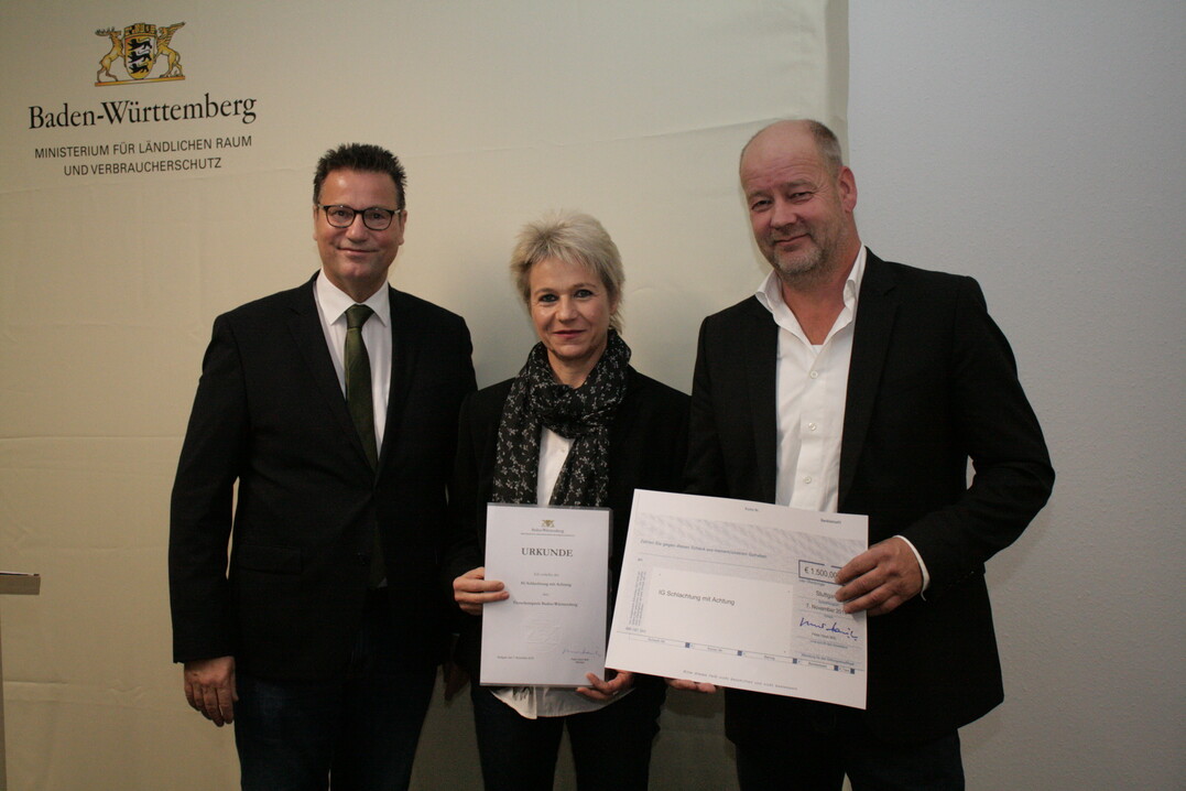 Minister Peter Hauk mit der IG Schlachtung mit Achtung, Sandra Kopf und Thomas Mayer.