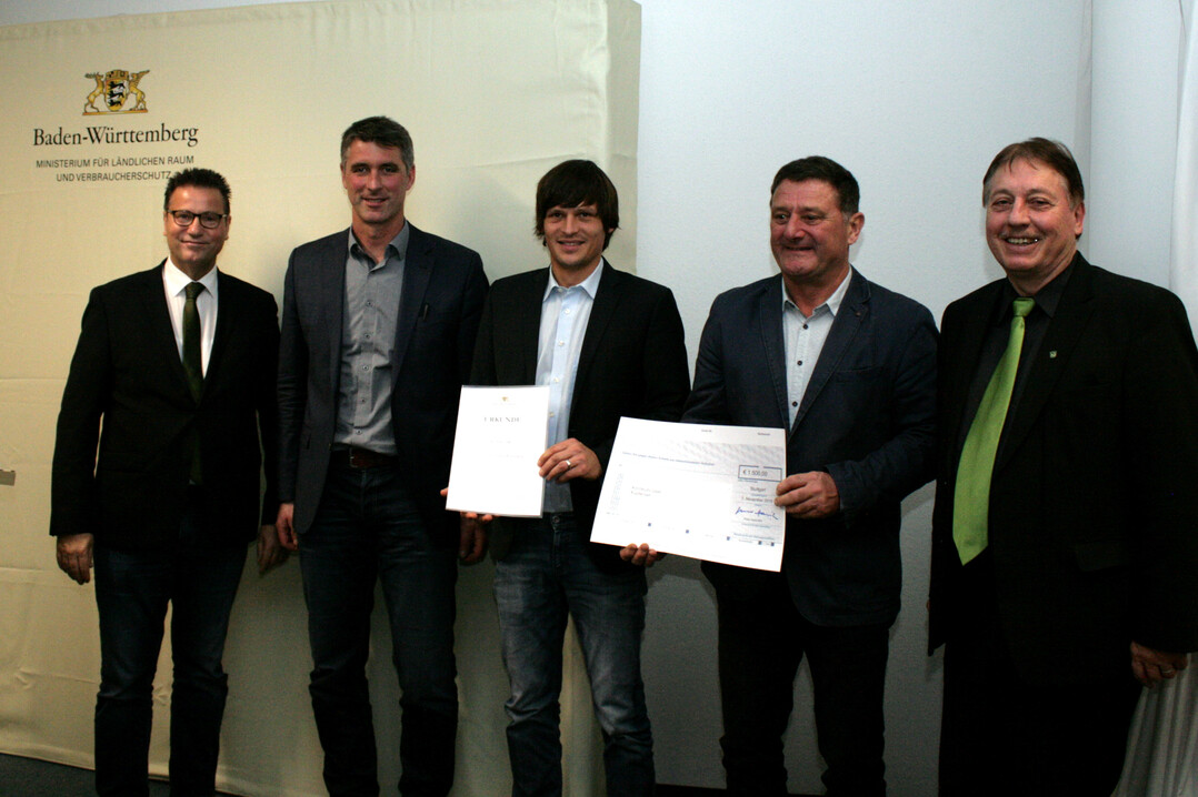 (v. l.) Minister Peter Hauk, MdL, die Landwirte der Kirchbuehl GbR, Volker Baumann, Joachim Deitigsmann und Rudolf_Deitigsmann sowie Dr. Wolfgang Eißen vom Landratsamt