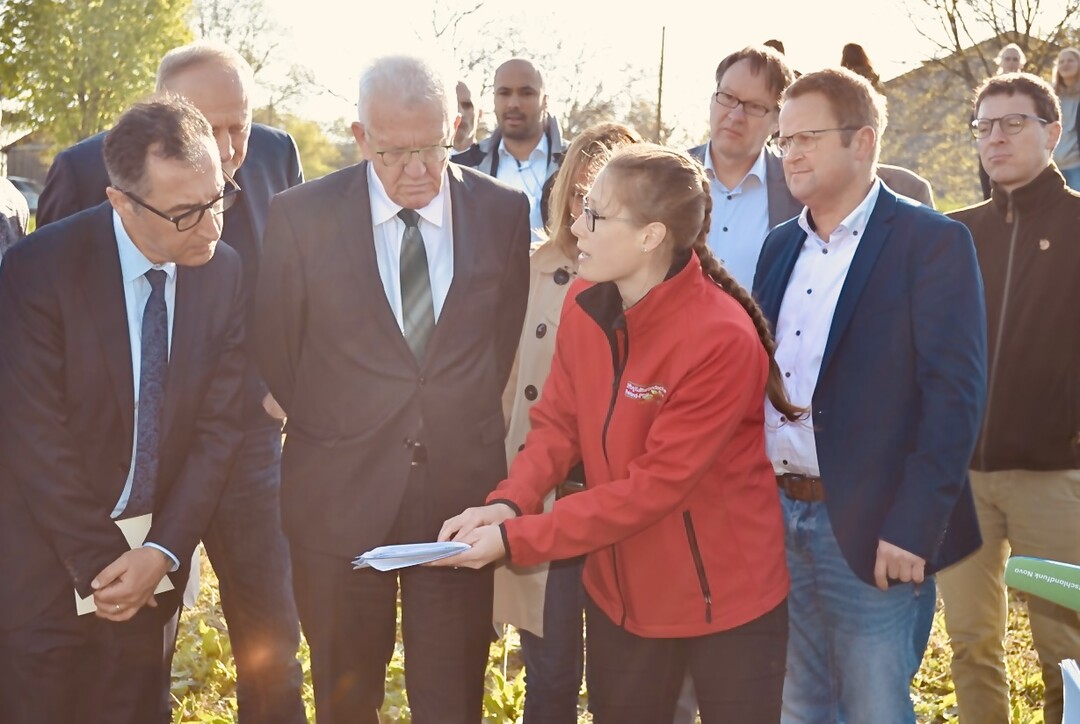 Lisa Diehl erklärt – anlässlich eines Betriebsbesuches von Ministerpräsident Winfried Kretschmann (3.v.l), Bundeslandwirtschaftsminister Cem Özdemir (l.), Landwirtschaftsminister Peter Hauk, DBV-Präsident Joachim Rukwied (2.v.l.) und Staatssekretär Andre Baumann bei Jürgen Maurer (2.v.r.), Vorsitzenden des Bauernverbandes Schwäbisch Hall - Hohenlohe - Rems e.V. – die Ergebnisse des F.R.A.N.Z-Projekts.