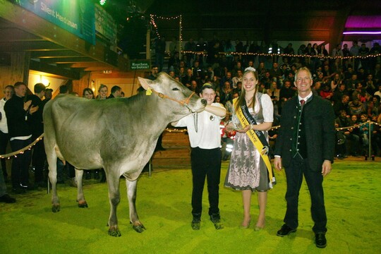 Gesamtsieger: Der 14-jährige Simon ZImmermann siegte im Vorführwettbewerb der Rasse Braunvieh und setzte sich als bester Gesamtführer bei der zweiten RBW-Sale Night durch.