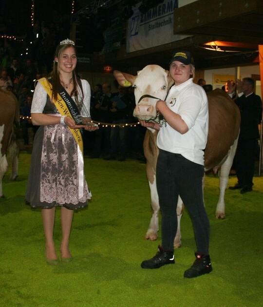 Nicht zu toppen: Vanessa Baier aus Ehingen siegte im Vorführwettbewerb bei der Rasse Fleckvieh.