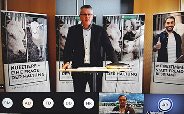  Die Lage an den Fleischm�rkten war Thema auf der VZ-Winterversammlung. Die Gespr�chsleitung hatte Dr. Reinhard Funk. Beim Ausloten neuer regionaler Absatzwege konnte der Aufsichtsratsvorsitzende zahlreiche Vertreter aus dem Bauernverband, der Schlachtbranche und dem Lebensmitteleinzelhandel begr��en. 