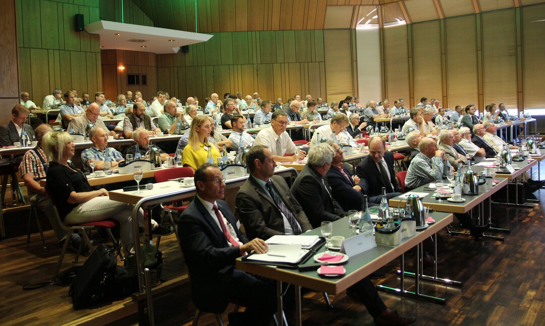 Mit rund 100 Mitgliedern und G�sten aus der Vieh- und Fleischwirtschaft waren die Pl�tze in der Filderhalle gut gef�llt. 