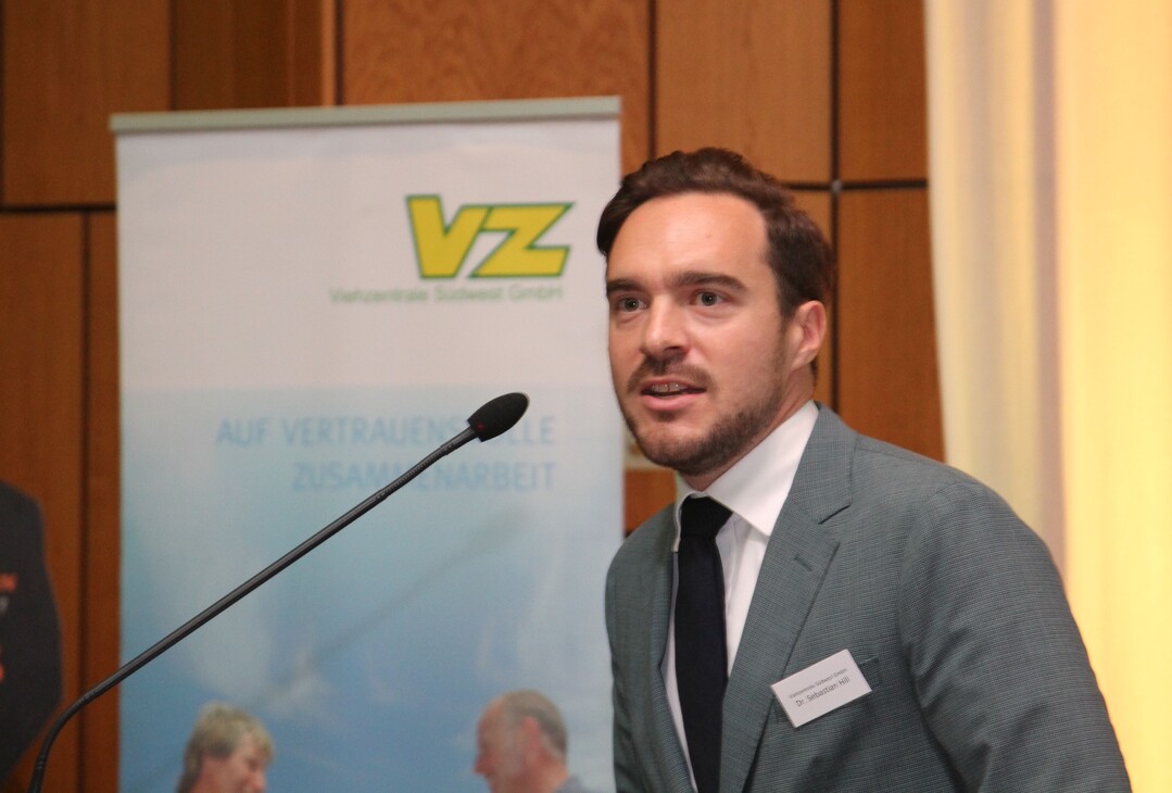 Der neue Gesch�ftsf�hrer der Viehzentrale S�dwest, Dr. Sebastian Hill, erl�uterte die Gesch�ftszahlen.