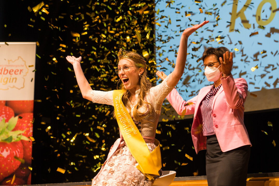 Gro�er Jubel bei der Wahl der zweiten baden-w�rttembergischen Erdbeerk�nigin Tamara I im Jahr 2022. Tamara Sauter kommt aus Bad Wurzach im Landkreis Ravensburg. Schirmherrin der Wahl zur Baden-W�rttembergischen Erdbeerk�nigin ist auch bei der nun anstehenden Wahl wieder die Staatssekret�rin Sabine Kurtz, MdL vom Ministerium f�r Ern�hrung, L�ndlichen Raum und Verbraucherschutz (rechts).&nbsp;