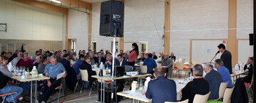 Zu ihrer ordentlichen Generalversammlung trafen sich die Milcherzeuger im B�rgerhaus in Sch�mberg-Langenbrand. Unter den zahlreichen G�sten waren unter anderen die Vertreter der Kreisbauernverb�nde, Friedrich Gro�hans, KBV Calw, Ulrich Hauser, KBV Pforzheim sowie Hans-Georg Schwarz, KBV B�blingen.