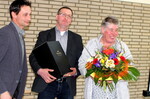 Ehrung: Als Anerkennung für den langjährigen Einsatz in der Milchvermaktung überreichte Dietrich Waidelich seinem Vorgänger Norbert Mast ein Weingeschenk. Für Ehefrau Bärbel Mast gab es einen Blumenstrauß.