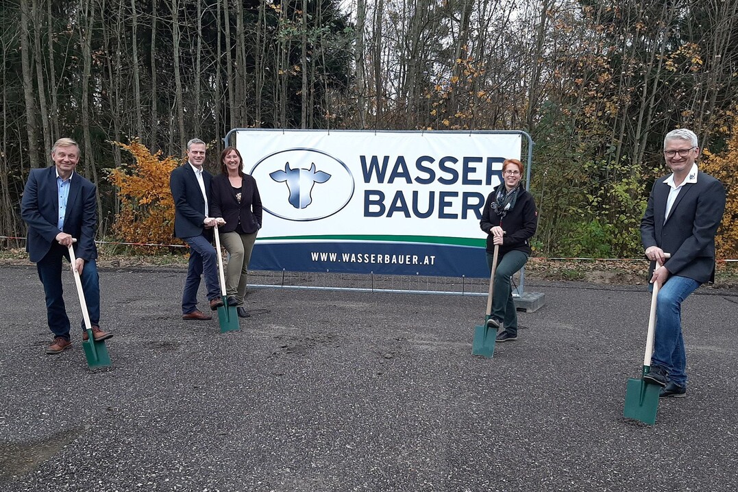Mit dem Spaten zu neuen Taten, v. l.: beim Spatenstich waren Bürgermeister Karl Schneckenleitner, Franz und Daniela Wasserbauer, Prokuristin Rosa Schmidberger und Baumeister Peter Heinzelmann zugegen.
