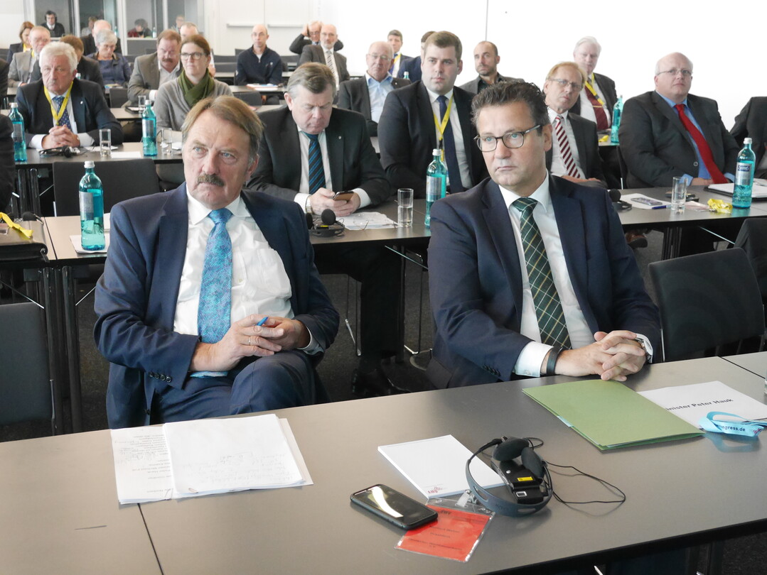 Bei der Weinbaupolitischen Tagung auf der Intervitis am 27. November 2016 in Stuttgart: Weinbaupräsident Norbert Weber und Minister Peter Hauk (rechts).