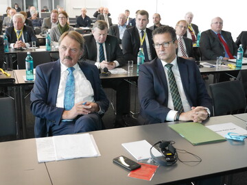 Bei der Weinbaupolitischen Tagung auf der Intervitis am 27. November 2016 in Stuttgart: Weinbaupr�sident Norbert Weber und Minister Peter Hauk (rechts).