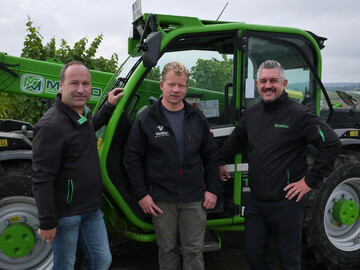 Einer der Inhaber, Christof Weibler, ist Weinbauer und sagt: �Die Maschine muss bei uns 7 Tage die Woche laufen. Nat�rlich haben wir uns auf dem Markt umgesehen, aber vom Angucken wei� man nicht, was die Maschine kann. Sie muss sich immer �ber die Zeit bew�hren. F�r uns hat es mit Merlo immer gepasst und das belohnt man auch mit einer Markentreue.� Im Bild (v.l) Ulrich Ehnes (Staplerwelt), Christof Weibler, Andreas Konstantin (Staplerwelt). 