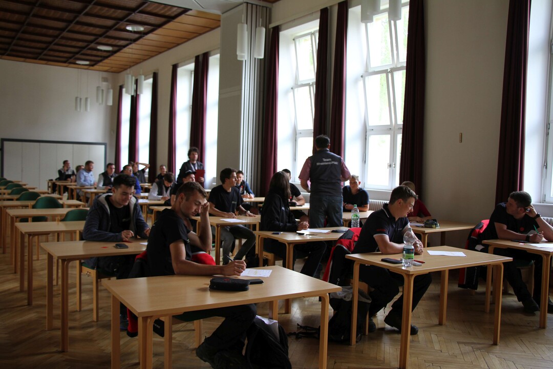 Der Dienstag startete f�r die Sparte Weinbau I & II mit der Theoriepr�fung.