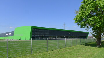 Das neue Traktorenwerk ist ein echter Hingucker: Die Fassadengestaltung greift das Design der Deutz-Fahr Motorhaube auf.