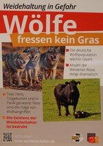 Hans-Jochen Burkhardt erläutert die Bedeutung der Gefahr durch Wölfe für die Weidetierhaltung unter anderem mit Hilfe dieses Plakats.