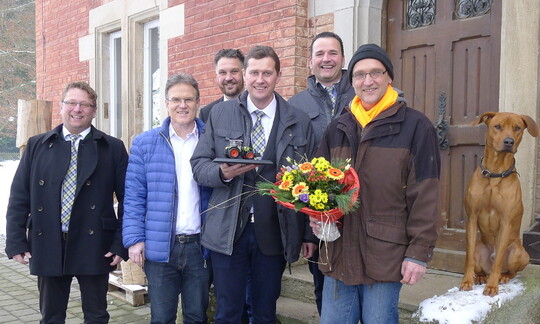 Strahlende Gesichter bei der symbolischen �bergabe des Hauptgewinns, eines Claas Arion 510 Cmatic cis+ als Modell (v. l.): Karl Jakob (regionaler Verkaufsleiter Claas W�rttemberg), Gerhard Kretschmer (Anzeigenleiter BWagrar), Hubert Schmid (Claas Werksbeauftragter Traktoren), G�nter Ordnung (Claas Verkaufsleitung S�d), Otmar Schick (Verkauf Claas W�rttemberg), Gewinner Dieter K�mmerle und Hofhund Mola.