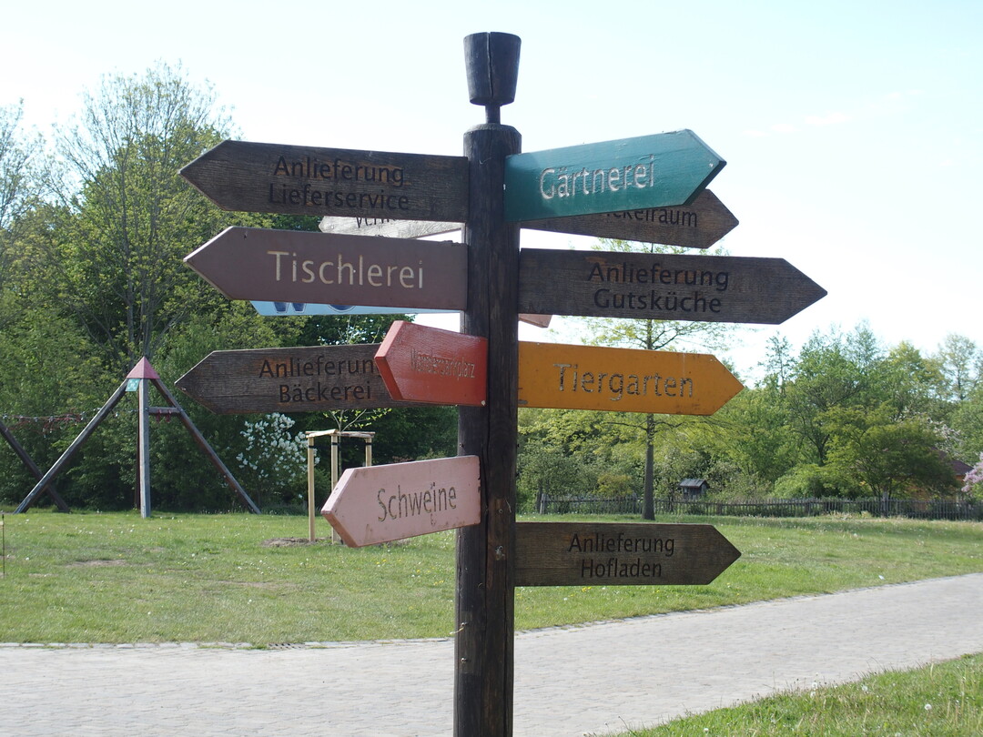 ...vom Hofcaf� �ber Spielpl�tze bis hin zum Tiergarten. 