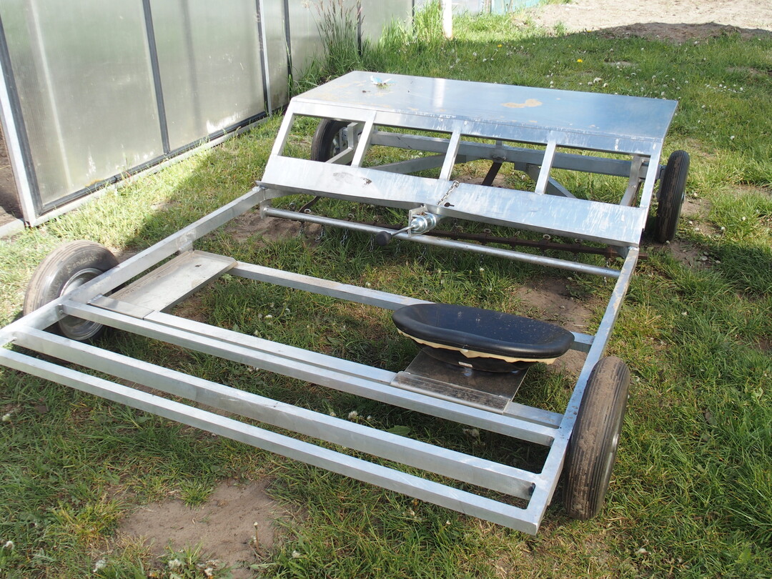 Oliver Holst entwickelte selbst eine leichte Pflanzmaschine f�r die Folienh�user.