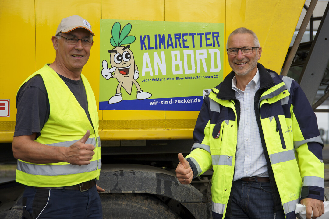 Nikolaus Zimmermann (links) und Ernst Merz aus der Rohstoffabteilung des Werkes Ochsenfurt der S�dzucker AG vor dem neu angebrachten Aufkleber der �Aktion R�benkampagne�