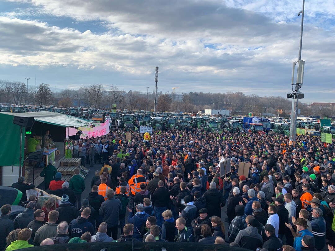 Im Rahmen der bundesweit von der Initiative „Land schafft Verbindung“ organisierten Protestaktionen kamen nach Angaben der Veranstalter etwa 4000 Bäuerinnen und Bauern mit rund 2500 Traktoren auf den Cannstatter Wasen.