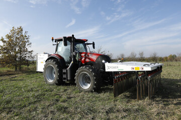 Mithilfe eines sensor- und/oder kamerabasierten F�hrungssystems �bertr�gt das von dem Isobus III System des Traktors gesteuerte XPower die Hochspannung �ber die sogenannten Applikatoren bei Kontakt auf Unkrautbl�tter, die h�her sind als der umgebende Kulturpflanzenbestand. Eine zweite Applikatorenreihe schlie�t den Stromkreis: Der die Unkr�uter durchflie�ende Strom sch�digt das Chlorophyll und damit die Pflanzen unmittelbar und nachhaltig. 