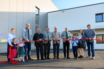 Der Werksausbau wurde feierlich seiner Bestimmung �bergeben: V.l.: Andreas Egelwolf (CFS) mit Familie, Georg Gilli (B�rgermeister Stoitzendorf), Dr. Markus Baldinger (GF P�ttinger), Dr. Stephan Pernkopf (Landeshauptfrau-Stellvertreter N�), Gregor Dietachmayr (GF P�ttinger), Leopold Rupp (CFS) mit Familie