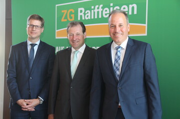 Der scheidende ZG-Vorstandsvorsitzende Dr. Ewald Glaser (Mitte) mit seinen beiden Nachfolgern Lukas Ro�hart (rechts) und Dr. Holger L�bbert (links). L�bbert und Ro�hart sollen ab Juli als gleichberechtigte Vorst�nde agieren. Ein Vorstandsvorsitzender sei nicht mehr vorgesehen, hie� es in Rastatt. Dr. Holger L�bbert verantwortet k�nftig das komplette Agrargesch�ft mit den Bereichen Pflanzliche Produktion, Vermarktung, Tiernahrung und Technik. Lukas Ro�hart verantwortet weiterhin das Verbrauchergesch�ft mit Energie, Raiffeisenm�rkten und Baustoffen.