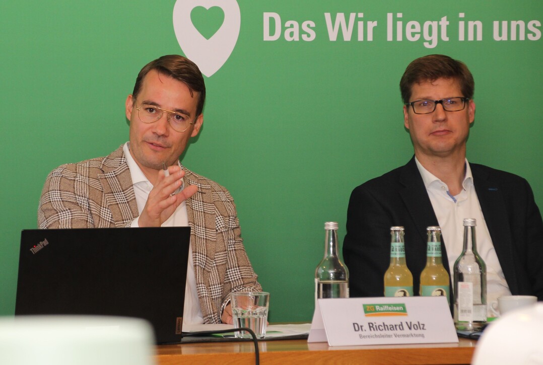 Dr. Richard Volz (l.) und Dr. Holger Löbbert präsentierten in Karlsruhe die Ernteergebnisse der ZG.