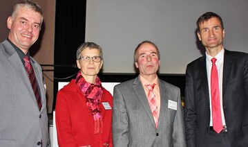 Im Amt best�tigt: Alexander Sch�fer (l.) wurde f�r weitere drei Jahre als KBV-Vorsitzender Zollernalb gew�hlt. Zur Wahl gratulierten unter vielen anderen Waltraud Kostanzer, Landfrauenvorsitzende Zollernalb, Christian Reutter, Vorsitzender KBV T�bingen und Prof. Enno Bahrs (r.), Uni Hohenheim. 