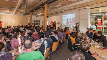 Angeregte Diskussionen zu aktuellen Themen und praxisnahe Einblicke in die Arbeit des Milchpr�frings beim Zott-Aktionstag f�r Hofnachfolger am 31. Januar