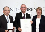 Belohnt mit dem 6. Bundesehrenpreis in Folge: (v.l.) DLG-Vizepräsident Prof. Dr. Achim Stiebing, Leiter der Zott Joghurt- und Dessertproduktion Konrad Hubinger und Ministerialdirektorin Dr. Katharina Böttcher.