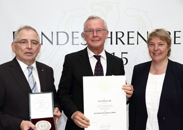  Belohnt mit dem 6. Bundesehrenpreis in Folge: (v.l.) DLG-Vizepr�sident Prof. Dr. Achim Stiebing, Leiter der Zott Joghurt- und Dessertproduktion Konrad Hubinger und Ministerialdirektorin Dr. Katharina B�ttcher.