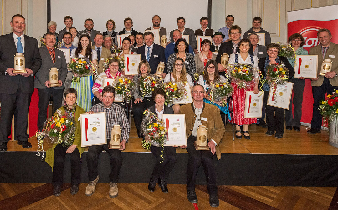21 Milcherzeuger-Familien erhielten am 28. Januar in Ansbach die Goldene Milchkanne überreicht. Damit bescheinigte ihnen die Molkerei Zott besonders nachhaltiges Handeln und vorbildliche Milchqualität.