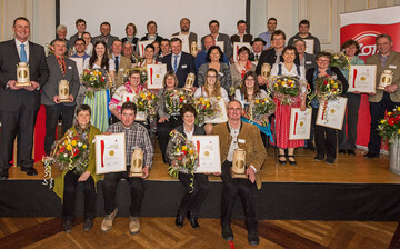 21 Milcherzeuger-Familien erhielten am 28. Januar in Ansbach die Goldene Milchkanne �berreicht. Damit bescheinigte ihnen die Molkerei Zott besonders nachhaltiges Handeln und vorbildliche Milchqualit�t.