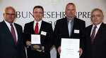 DLG-Vizepräsident Prof. Dr. Achim Stiebing (rechts) überreicht gemeinsam mit dem Parlamentarischen Staatssekretär Peter Bleser (links) Urkunde und Medaille an Wolfgang Petersen (2.v.r.) und Romanus Brugger.