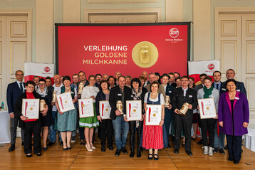 Gruppenbild mit den Preistr�gern: Die Auszeichnung Goldene Milchkanne wird zweij�hrlich an Zott-Milchlieferanten f�r besonders nachhaltiges Handeln und vorbildliche Milchqualit�t verliehen.