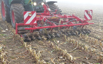 Der Zünslerschreck war eine der Maschinen zur Zerkleinerung von Maisstoppeln im Versuch.