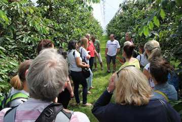 Beh�rdenvertreter aus dem Pflanzenschutzmittelbereich tauschen sich �ber offene Fragen zum integrierten Pflanzenschutz in der Praxisanlage aus.