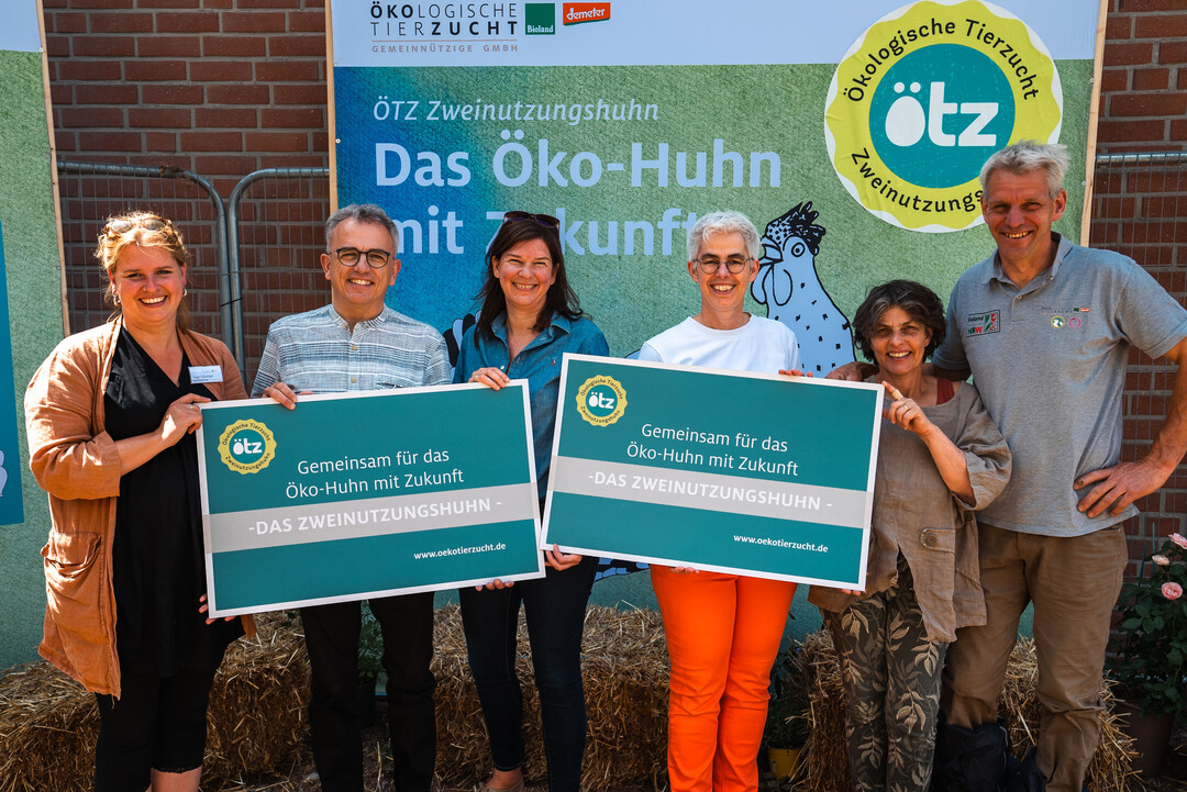 Dr. Ophelia Nick (BMEL) besuchte die �kologische Tierzucht (�TZ) um mehr �ber Zweinutzungsh�hner zu erfahren.