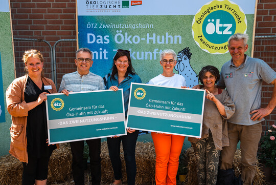 Dr. Ophelia Nick (BMEL) besuchte die �kologische Tierzucht (�TZ) um mehr �ber Zweinutzungsh�hner zu erfahren.